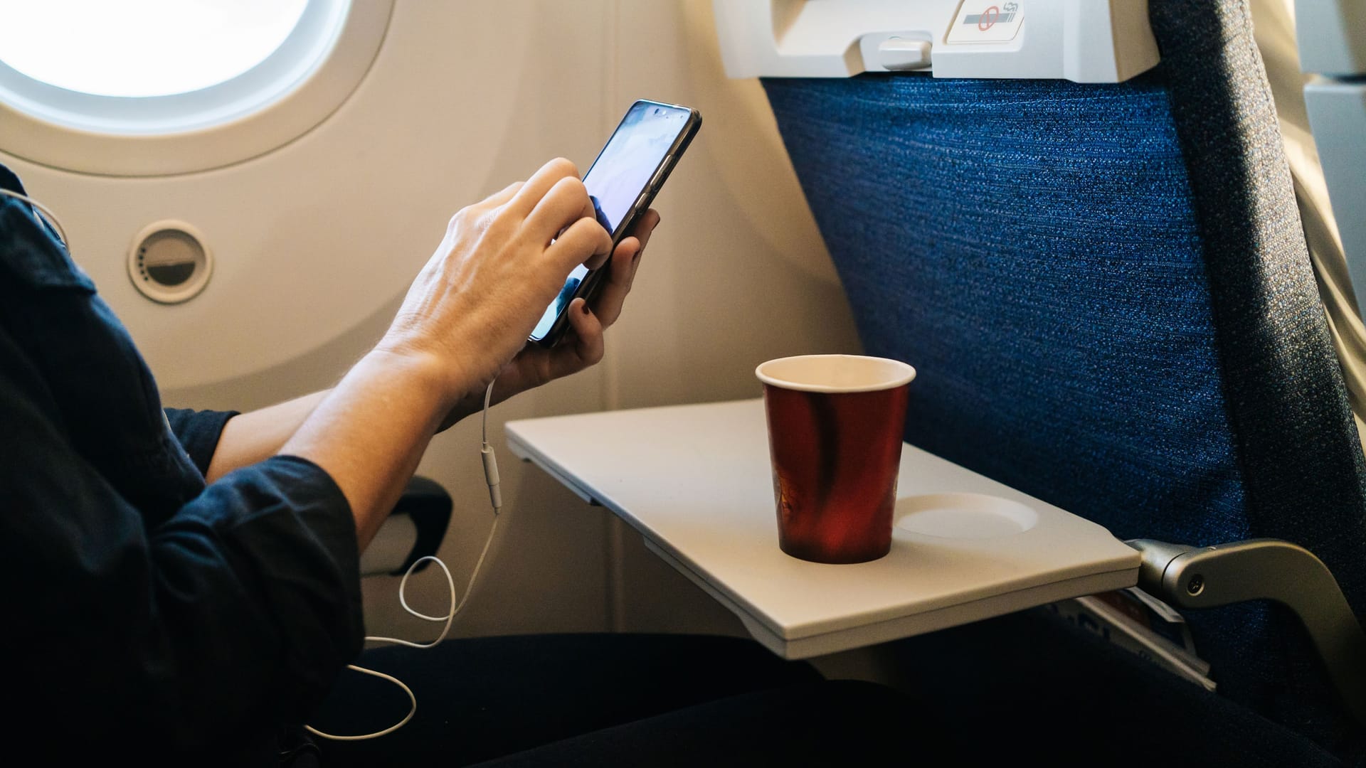 Kaffee bei Ryanair: Künftig müssen Passagiere mitgebrachte Heißgetränke vor dem Boarding austrinken.