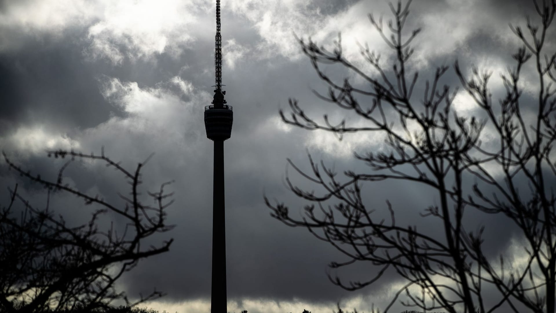 Wolken am Stuttgarter Fernsehturm - Symbolbild Wolken am Stuttgarter Fernsehturm - Symbolbild