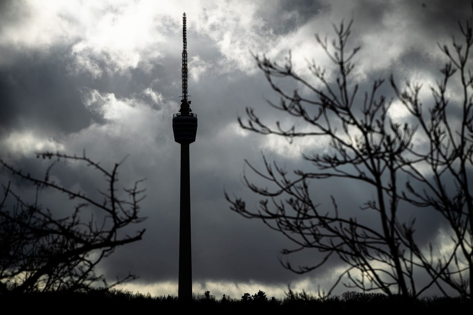 Wolken am Stuttgarter Fernsehturm - Symbolbild