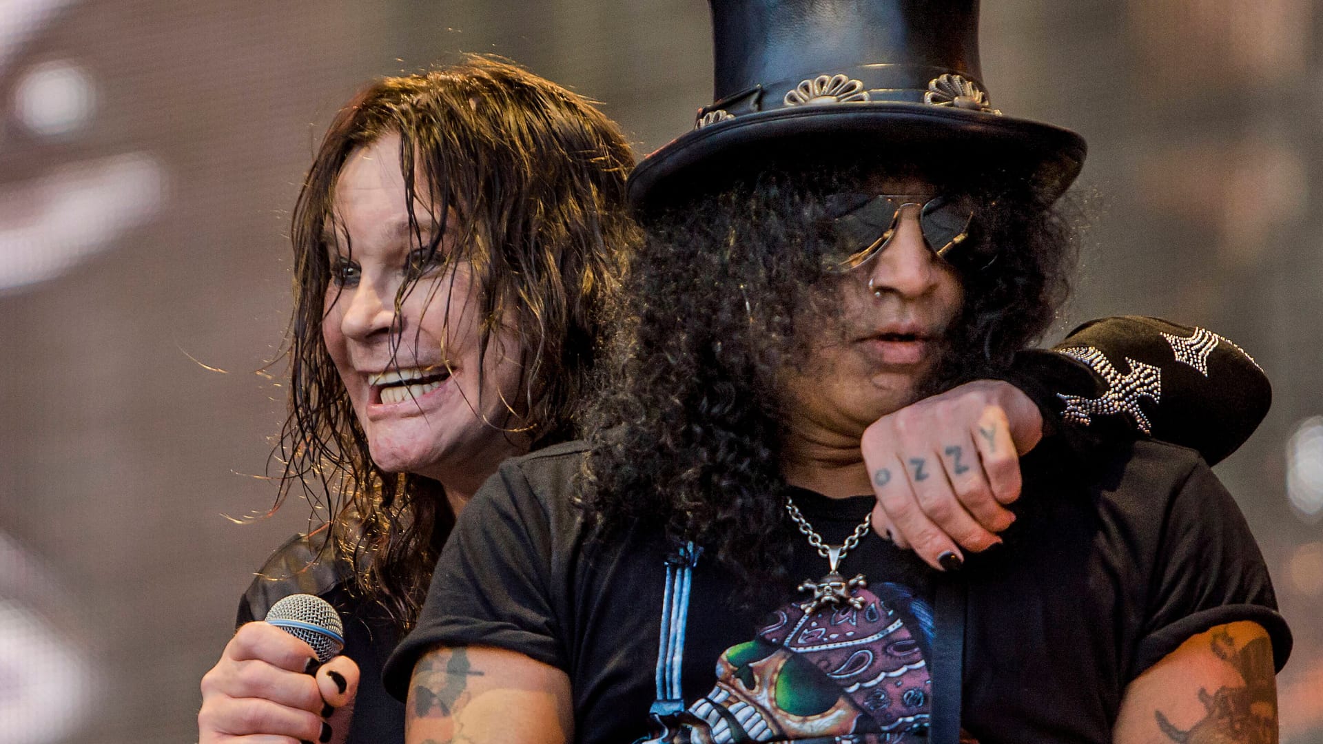 Ozzy Osbourne (l.) und Gitarrist Slash spielen zusammen bei einem Konzert im Jahr 2012 in Norwegen.