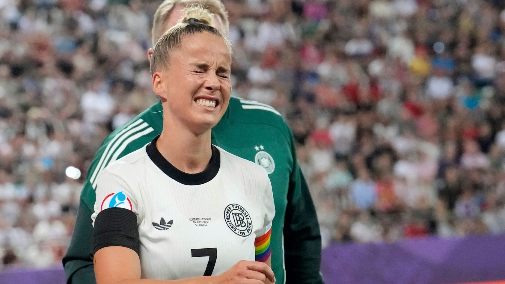 Schmerzverzehrte Gesicht: Giulia Gwinn bei ihrer Auswechslung gegen Polen.