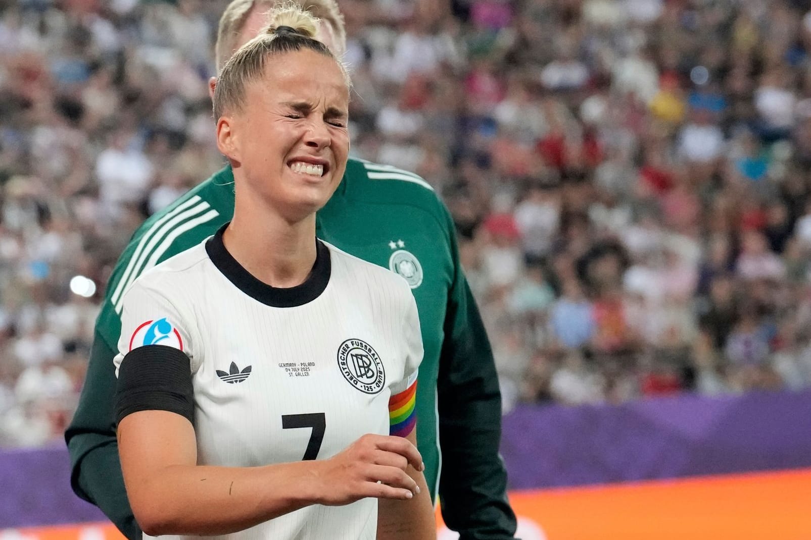 Schmerzverzehrte Gesicht: Giulia Gwinn bei ihrer Auswechslung gegen Polen.