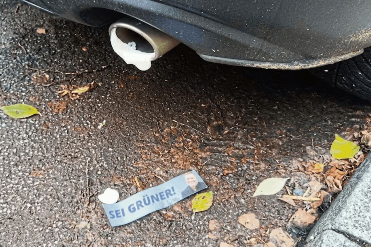 Bauschaum und Aufkleber: 276 Autos wurden binnen weniger Tage verunstaltet.