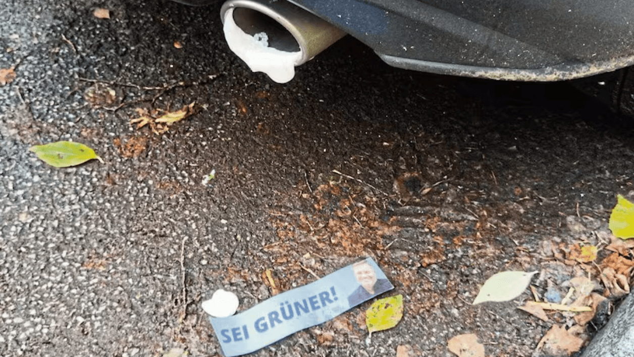 Bauschaum und Aufkleber: 276 Autos wurden binnen weniger Tage verunstaltet.