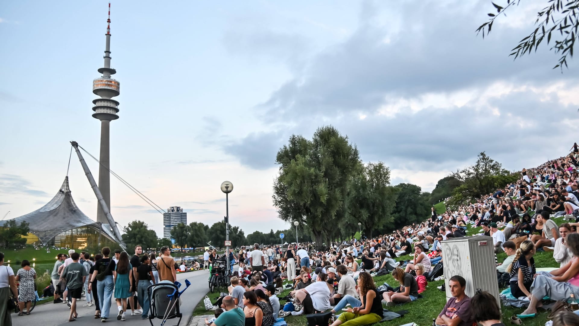 Menschen lauschen im Olympiapark einem Konzert von Coldplay (Archivbild):