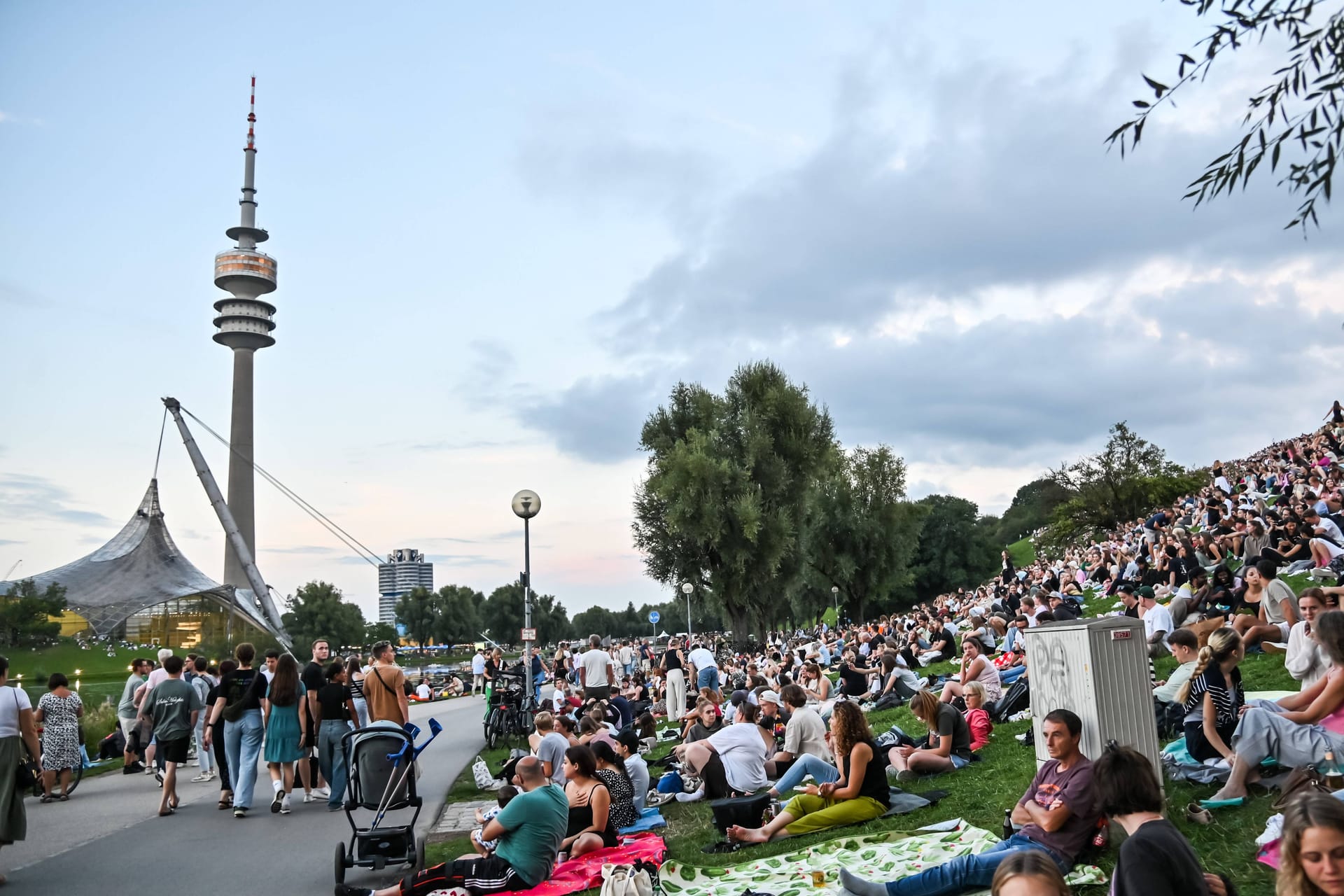 Menschen lauschen im Olympiapark einem Konzert von Coldplay (Archivbild):