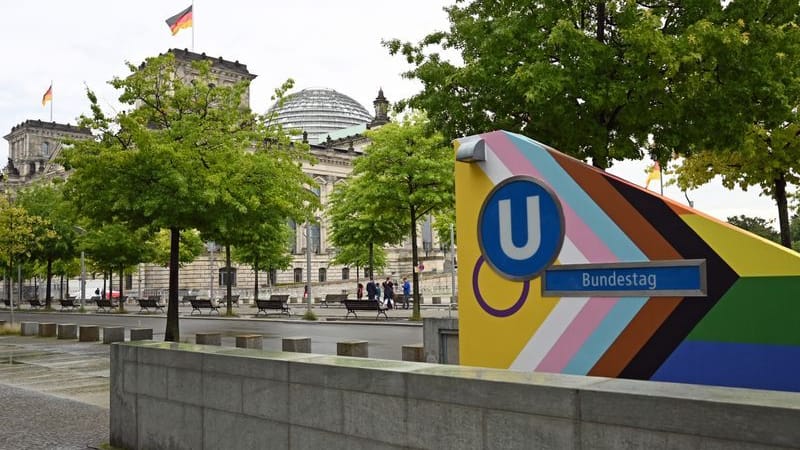 Der Eingang zur U-Bahnstation Bundestag leuchtet in bunten Farben: Im Hintergrund ist der Reichstag zu sehen. Der Eingang zur U-Bahnstation Bundestag leuchtet in bunten Farben: Im Hintergrund ist der Reichstag zu sehen.