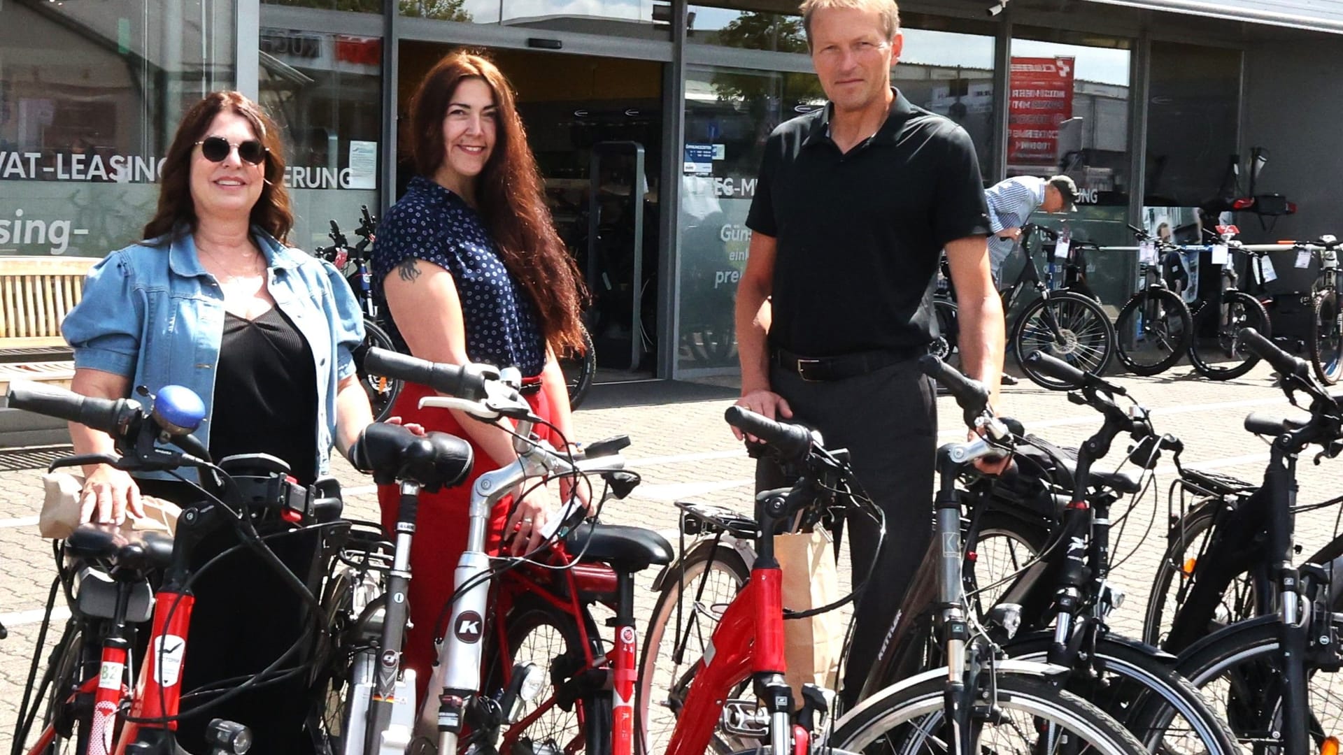 Petra Hamacher (l.), Markus Terodde und Kateryna Sviatets: Gemeinsam kümmern sie sich um die Spende der Räder. Petra Hamacher (l.), Markus Terodde und Kateryna Sviatets: Gemeinsam kümmern sie sich um die Spende der Räder.