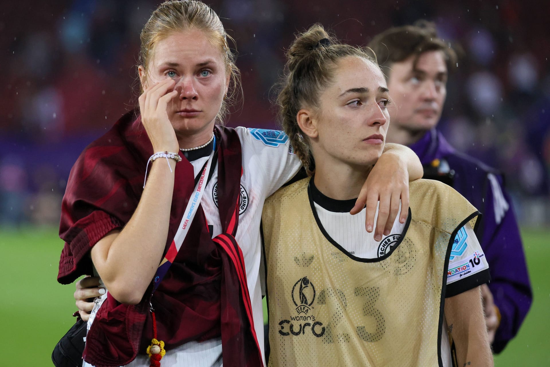 Trauer bei Sjoeke Nüsken und Sophia Kleinherne: Das deutsche Team hat das EM-Finale verpasst.