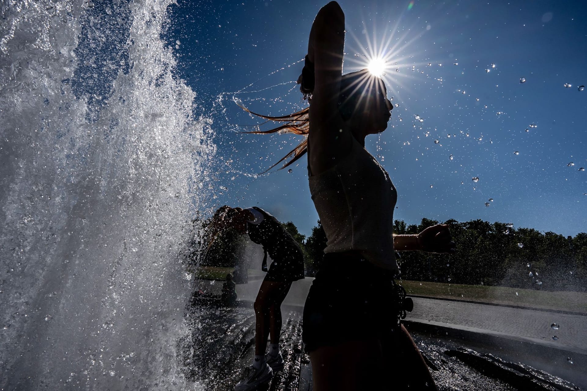 Touristen nutzen einen Brunnen zur Abkühlung (Symbolbild): Temperaturen von deutlich über 30 Grad sind für Berlin vorhergesagt.