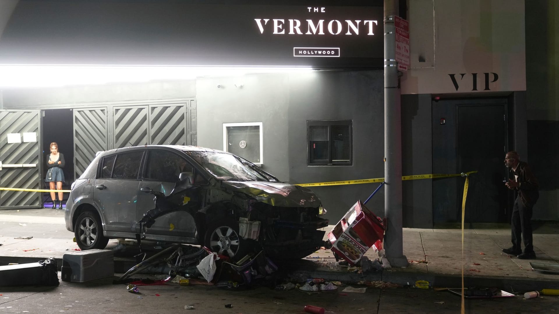 Das zerstörte Auto: Mit dem Wagen war ein Mann in der Nacht in eine Menschenmenge gefahren.