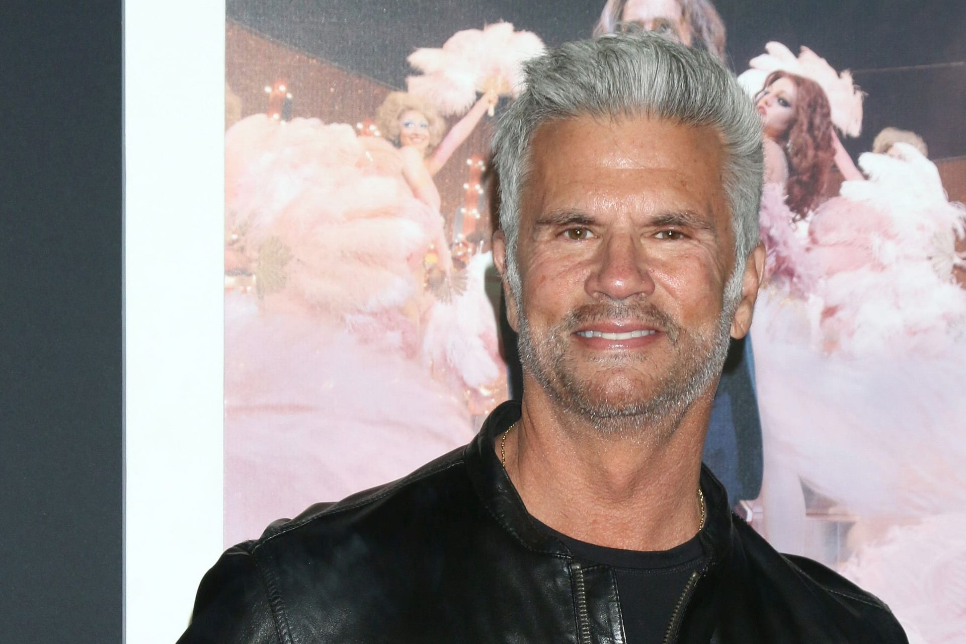 Lorenzo Lamas: Der Schauspieler ist aus der Serie "Renegade – Gnadenlose Jagd" bekannt.