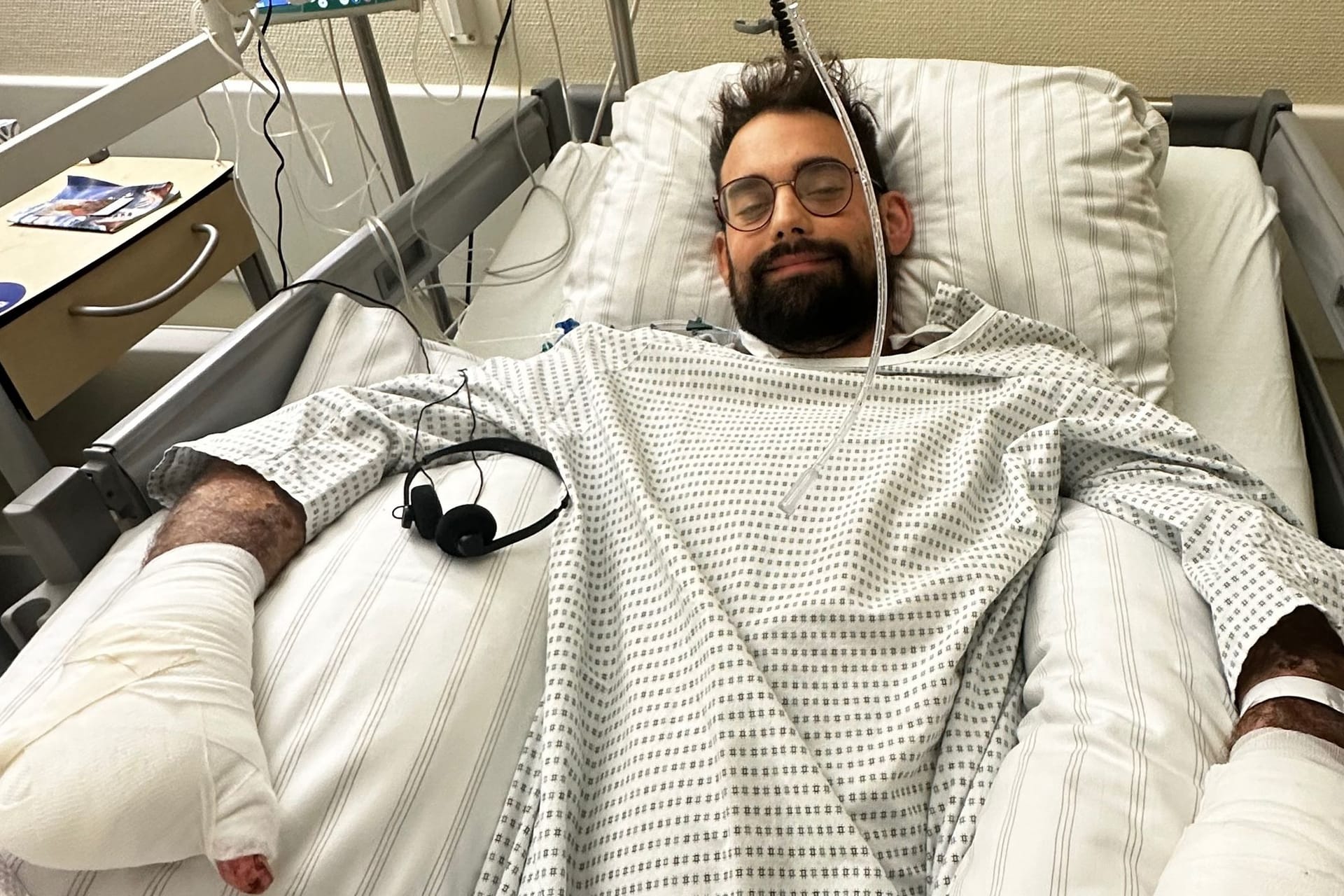 Alessandro L. im Krankenhaus: Dem Elektriker mussten beide Unterschenkel und mehrere Finger amputiert werden.