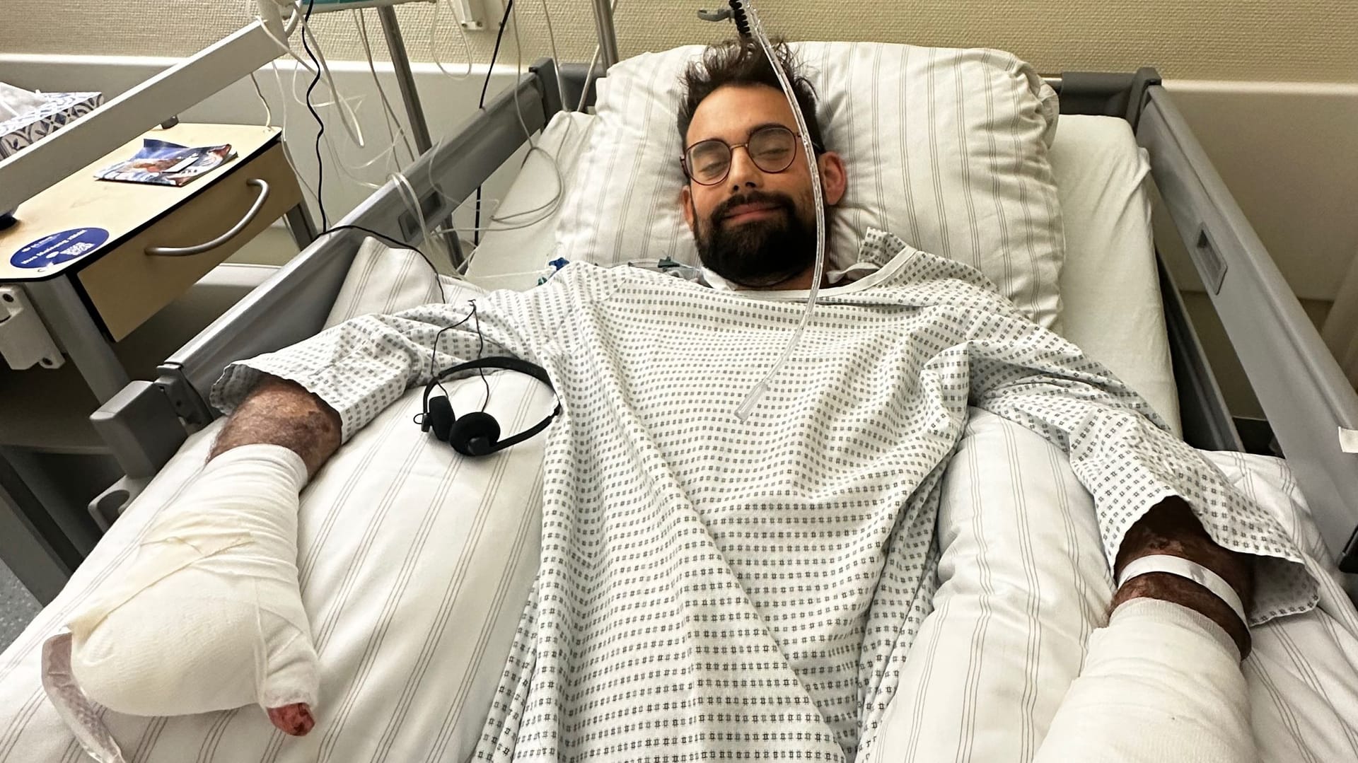 Alessandro L. im Krankenhaus: Dem Elektriker mussten beide Unterschenkel und mehrere Finger amputiert werden.