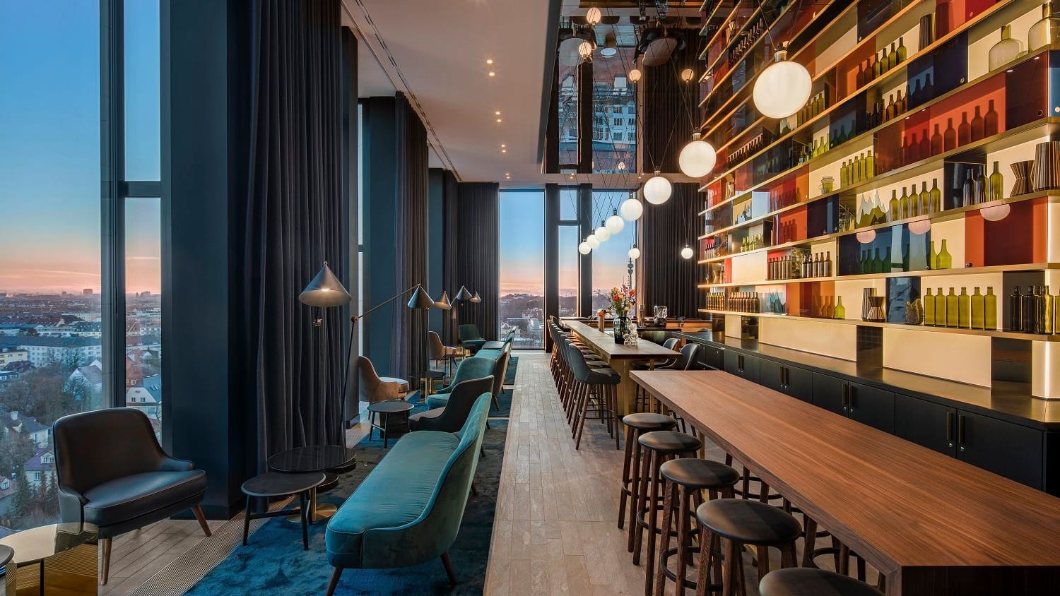 In der M’Uniqo-Rooftop-Bar des Andaz Hotel am Schwabinger Tor eröffnet sich dem Besucher dank breiter Glasfronten ein Rundum-Panoramablick über München. In der M’Uniqo-Rooftop-Bar des Andaz Hotel am Schwabinger Tor eröffnet sich dem Besucher dank breiter Glasfronten ein Rundum-Panoramablick über München.