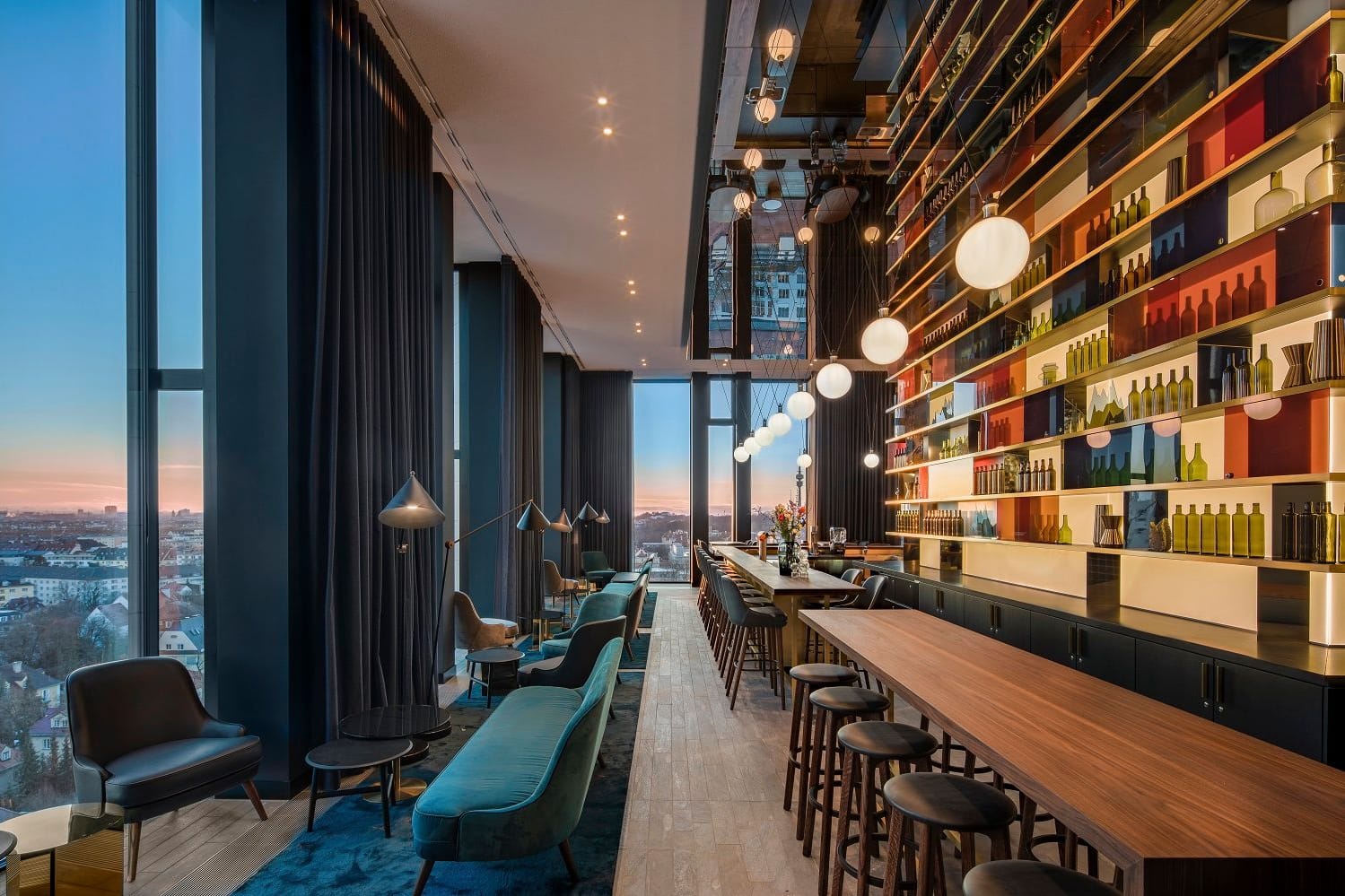 In der M’Uniqo-Rooftop-Bar des Andaz Hotel am Schwabinger Tor eröffnet sich dem Besucher dank breiter Glasfronten ein Rundum-Panoramablick über München.