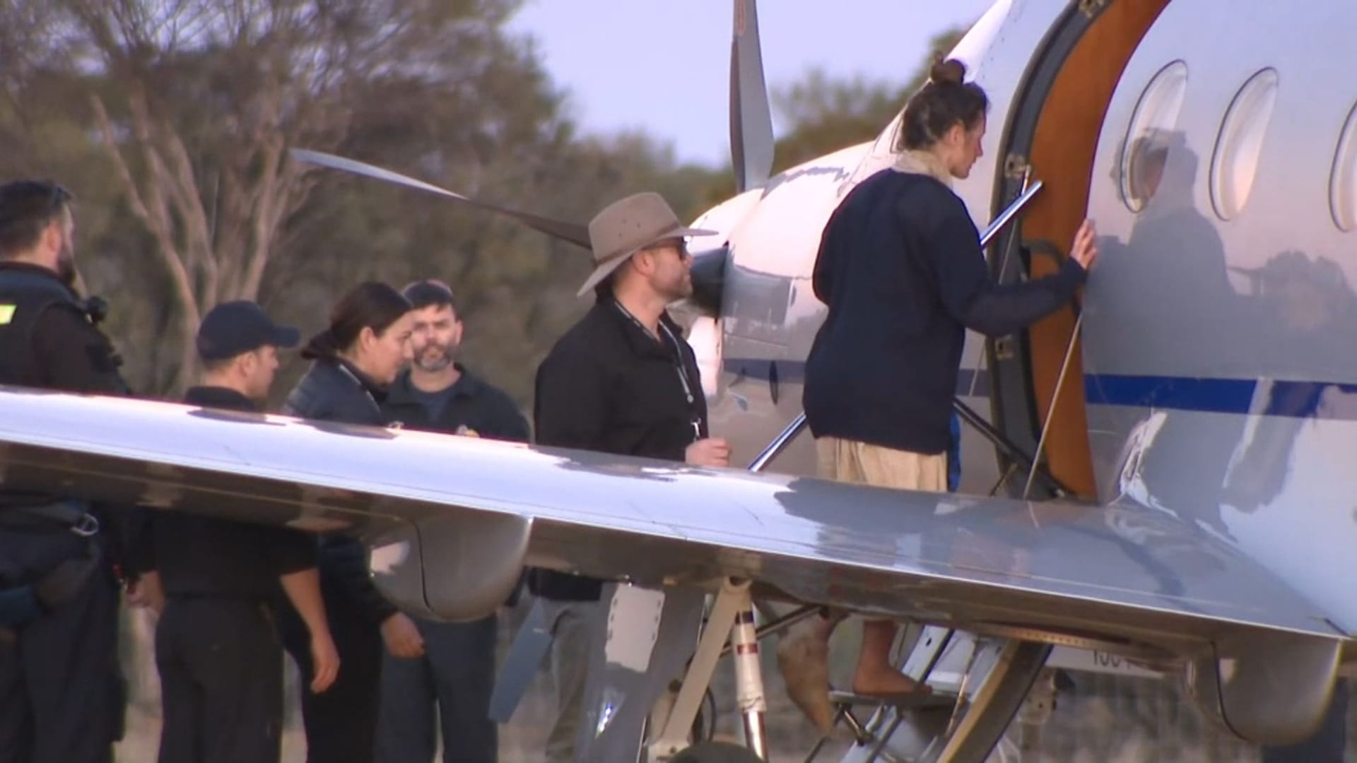 Ein Screenshot aus einem ABC-Fernsehvideo zeigt Carolina Wilga beim Einsteigen in ein Flugzeug: Nach zwölf Tagen wurde sie gerettet.