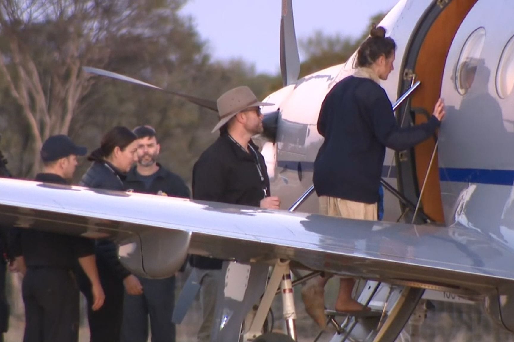 Ein Screenshot aus einem ABC-Fernsehvideo zeigt Carolina Wilga beim Einsteigen in ein Flugzeug: Nach zwölf Tagen wurde sie gerettet.