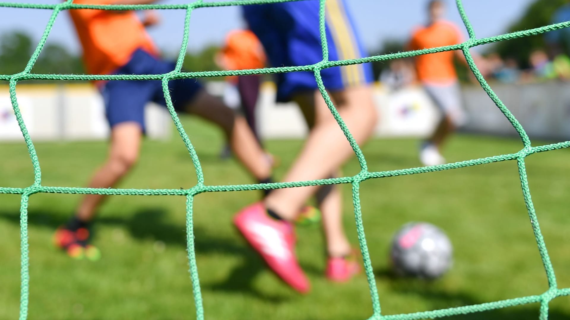 Kinder spielen Fußball