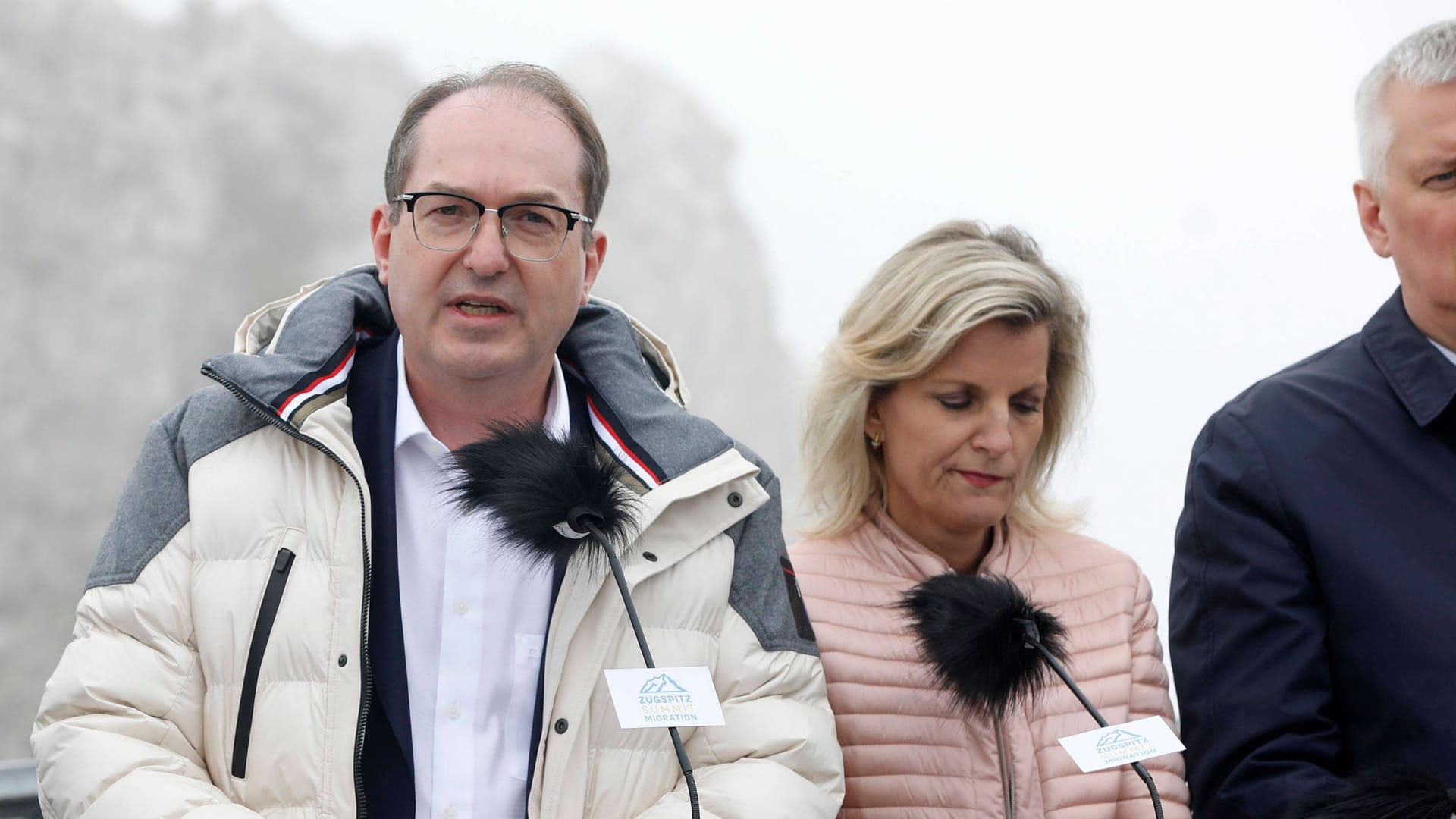Alexander Dobrindt (links, CDU), auf dem Migrationsgipfel auf der Zugspitze: De Haas zufolge seien Dobrindts Maßnahmen zur Reduktion der Flüchtlingszahlen größtenteils sinnlos.