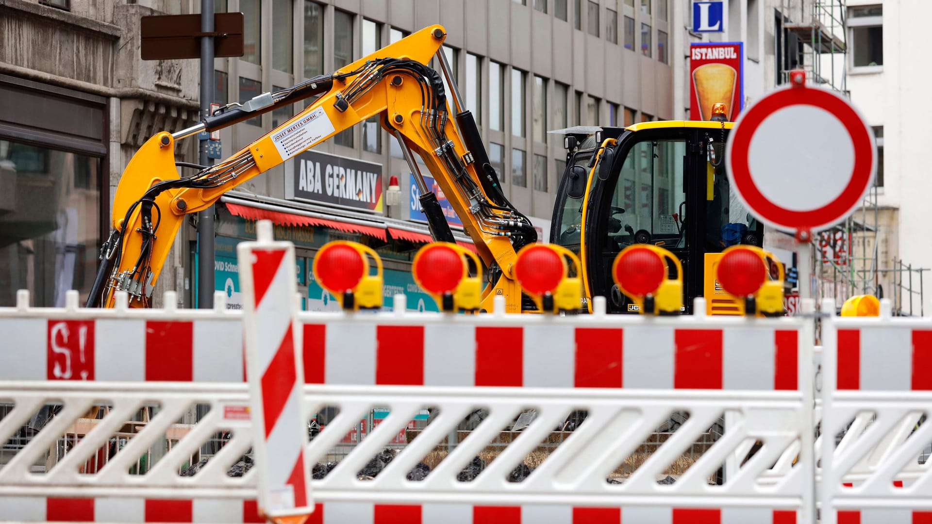 Die wichtige Mülheimer Brücke wird wochenlang nachts dicht gemacht. Doch das ist noch nicht alles – weitere Sperrungen stehen in der Stadt.