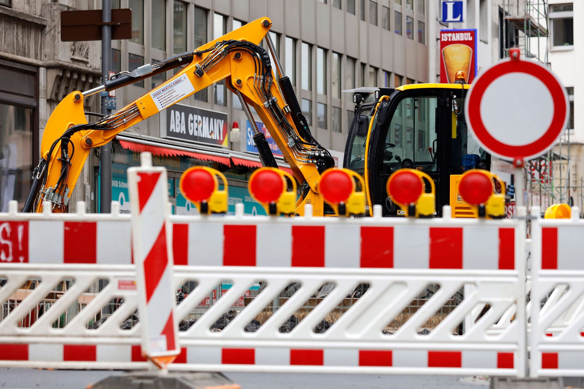 Die wichtige Mülheimer Brücke wird wochenlang nachts dicht gemacht. Doch das ist noch nicht alles – weitere Sperrungen stehen in der Stadt.