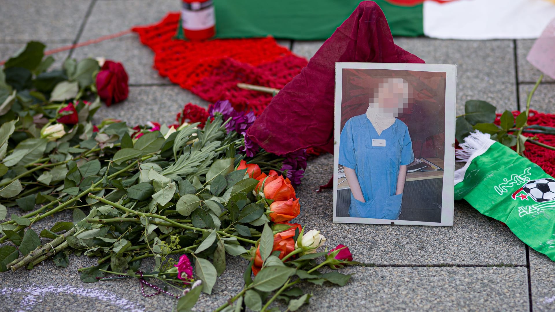 Blumen liegen neben einem Porträtfoto der getöteten Rahma A.: Rund 100 Menschen trauerten am Freitag öffentlich um die junge Frau.