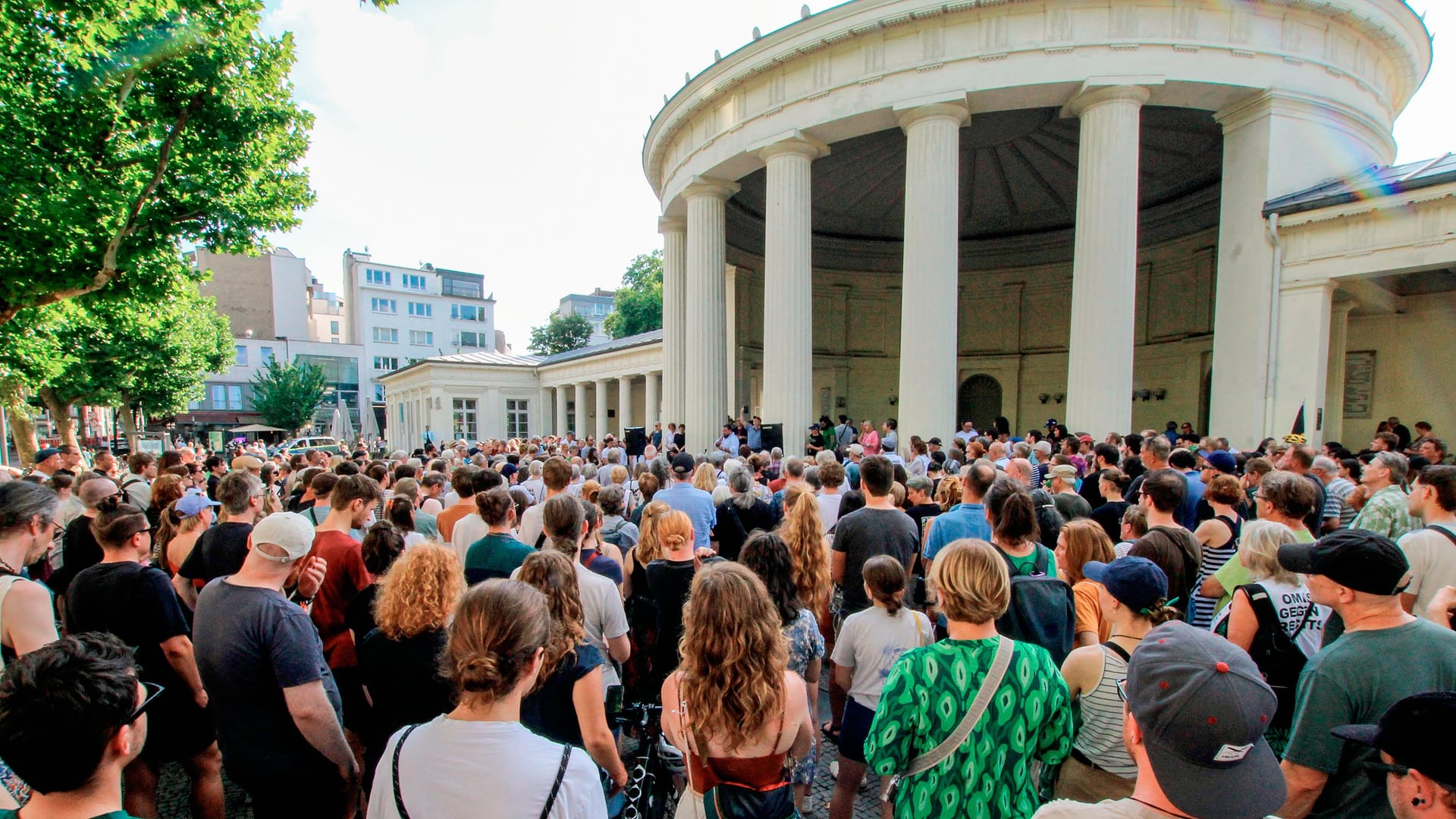 Kundgebung am Elisenbrunnen: Etwa 400 Menschen kamen am Sonntag zu einer Kundgebung, um nach einem Angriff auf ein indisches Restaurant Solidarität zu zeigen.