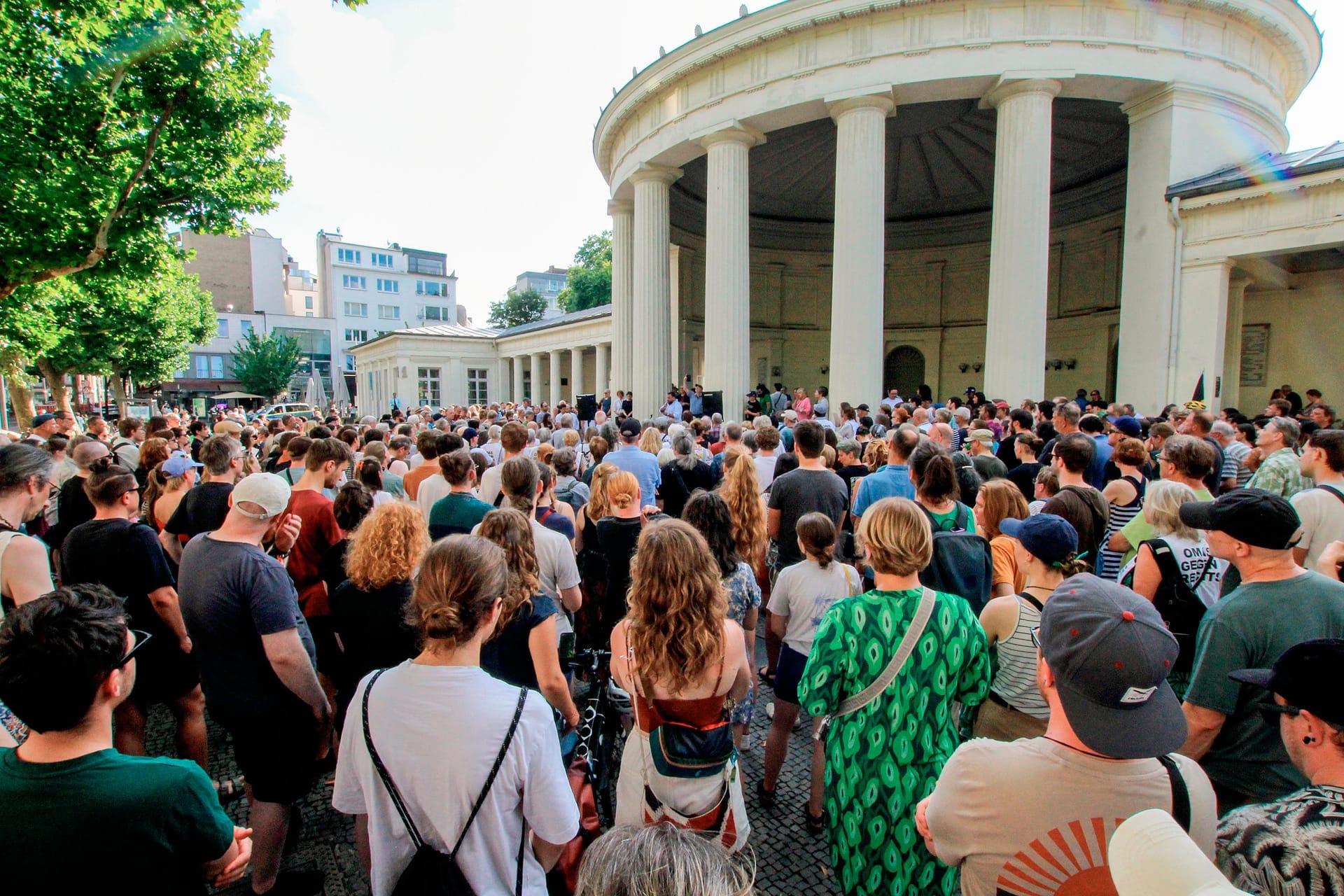 Kundgebung am Elisenbrunnen: Etwa 400 Menschen kamen am Sonntag zu einer Kundgebung, um nach einem Angriff auf ein indisches Restaurant Solidarität zu zeigen.