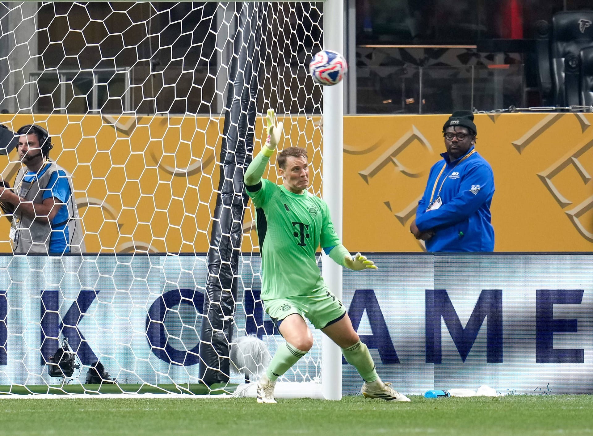 Manuel Neuer: Stoppte Kvaratskhelias Lauf durch seinen Strafraum gerade noch (32. Minute). Starke Parade im Eins-gegen-Eins gegen Barcola (49.). Verlor den Ball fast an den Franzosen (67.) und dann tatsächlich gegen Kvaratskhelia (74.) – hatte Glück, dass Dembélé vorbeischoss. Beim 0:1 auf dem falschen Fuß erwischt. Note 4 Manuel Neuer: Stoppte Kvaratskhelias Lauf durch seinen Strafraum gerade noch (32. Minute). Starke Parade im Eins-gegen-Eins gegen Barcola (49.). Verlor den Ball fast an den Franzosen (67.) und dann tatsächlich gegen Kvaratskhelia (74.) – hatte Glück, dass Dembélé vorbeischoss. Beim 0:1 auf dem falschen Fuß erwischt. Note 4