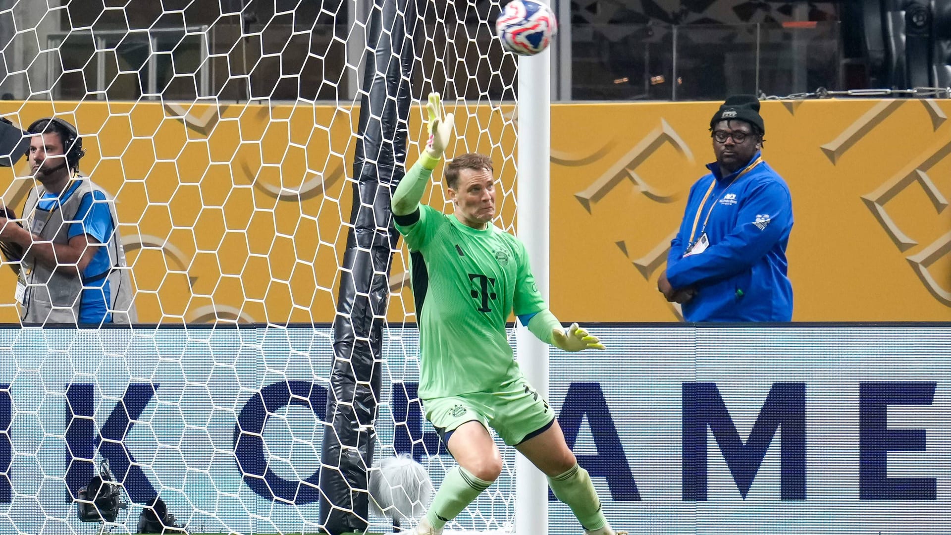 Manuel Neuer: Stoppte Kvaratskhelias Lauf durch seinen Strafraum gerade noch (32. Minute). Starke Parade im Eins-gegen-Eins gegen Barcola (49.). Verlor den Ball fast an den Franzosen (67.) und dann tatsächlich gegen Kvaratskhelia (74.) – hatte Glück, dass Dembélé vorbeischoss. Beim 0:1 auf dem falschen Fuß erwischt. Note 4