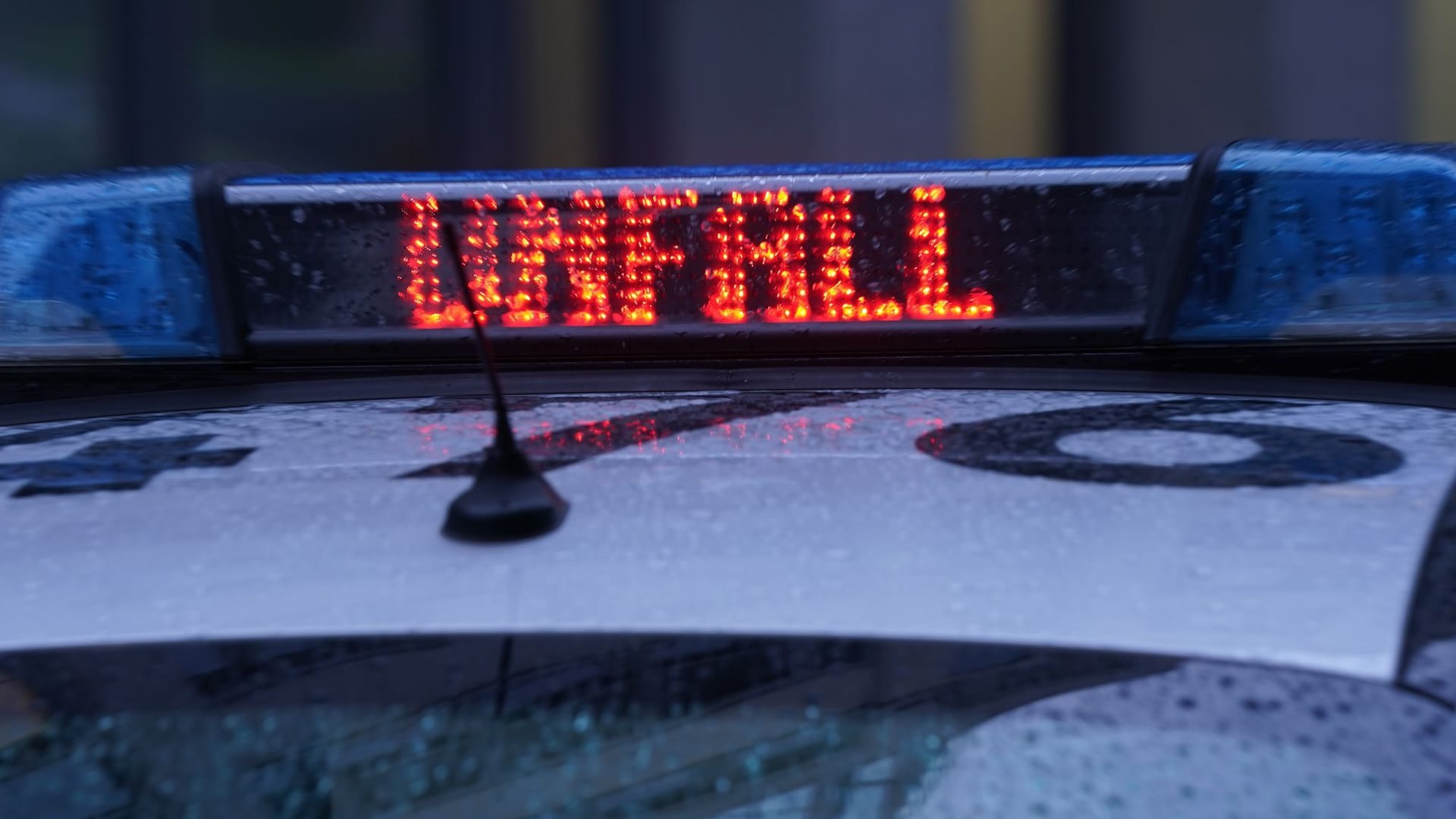 Blaulicht mit "Unfall"-Schriftzug: Spurwechsel auf der A2 endet im Chaos und Lkw-Crash. Blaulicht mit "Unfall"-Schriftzug: Spurwechsel auf der A2 endet im Chaos und Lkw-Crash.