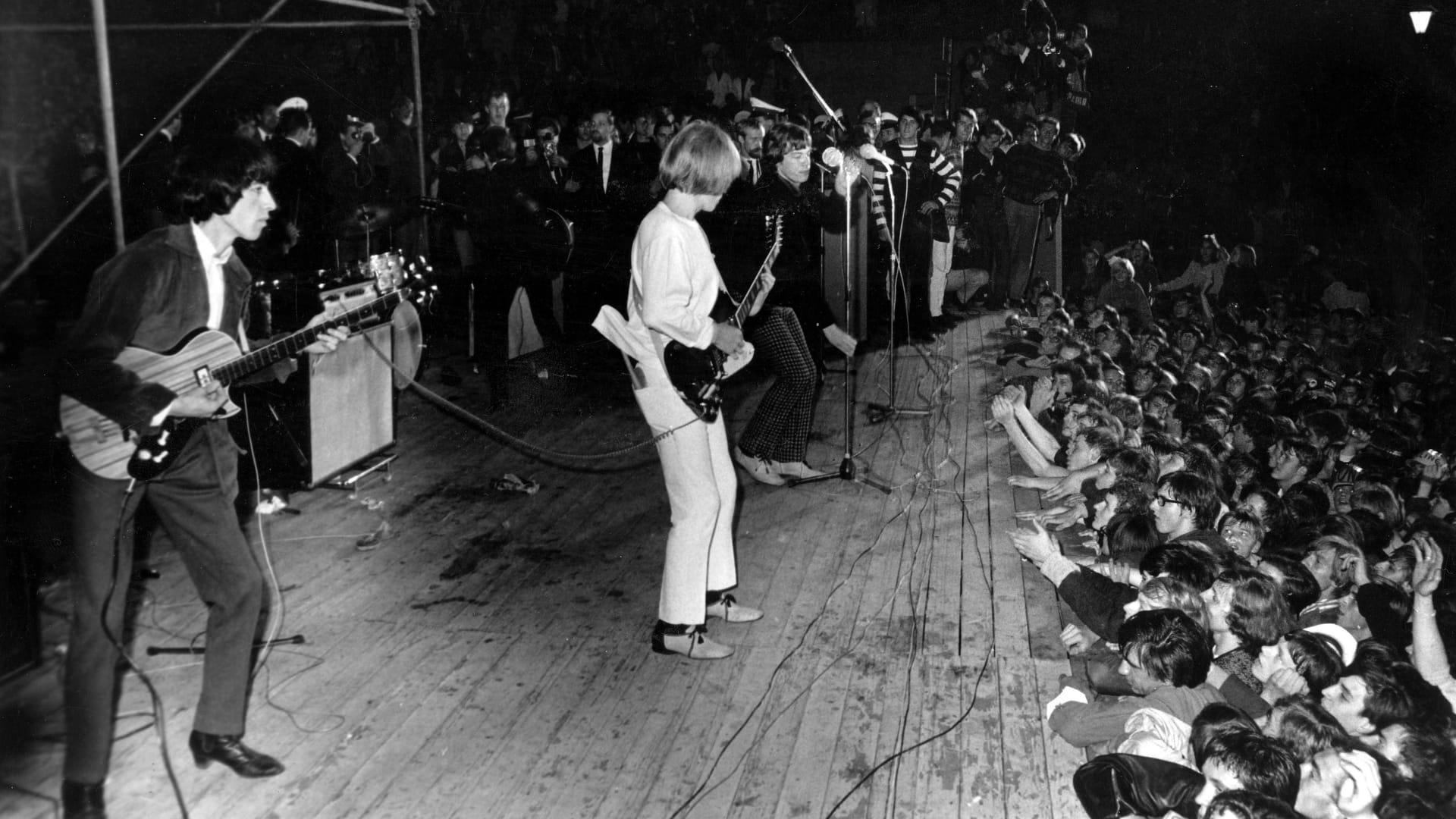 Bildnummer: 60004757 Datum: 15.09.1965 Copyright: imago/United Archives InternationalThe Rolling Stones Performing in Berlin to a riotous audience at the Waldbuehne 73 were injured and 32 hospitalized. 15th September 1965, Publikum, Zuschauer kbdig 1965 quer 15th Berlin Performing Publikum Rolling September Singer Stones The Waldbuehne Zuschauer and at audience crowds fans guitar hospitalized in injured pop group riotous stage to were PUBLICATIONxINxGERxSUIxAUTxONLY