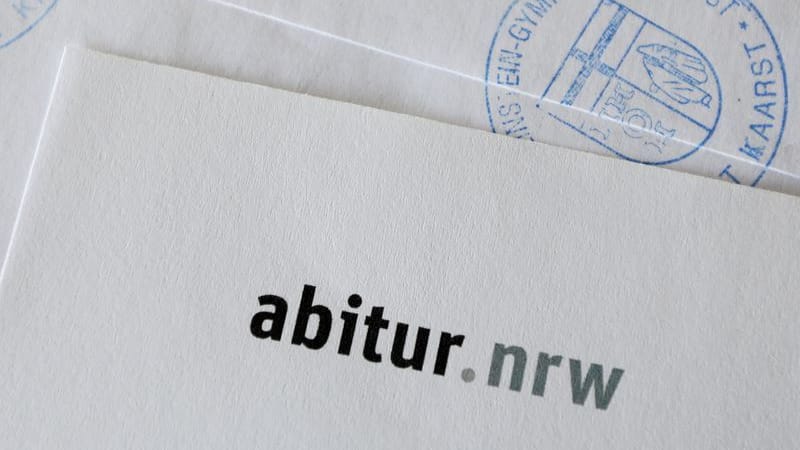 Ein Umschlag mit Prüfungsaufgaben (Symbolbild): Trotz steigender Zahlen von Abiturienten mit der Bestnote 1,0 sehen Bildungsexperten die Studierfähigkeit der Schulabgänger kritisch.