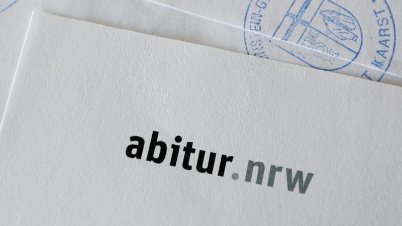 Ein Umschlag mit Prüfungsaufgaben (Symbolbild): Trotz steigender Zahlen von Abiturienten mit der Bestnote 1,0 sehen Bildungsexperten die Studierfähigkeit der Schulabgänger kritisch. Ein Umschlag mit Prüfungsaufgaben (Symbolbild): Trotz steigender Zahlen von Abiturienten mit der Bestnote 1,0 sehen Bildungsexperten die Studierfähigkeit der Schulabgänger kritisch.