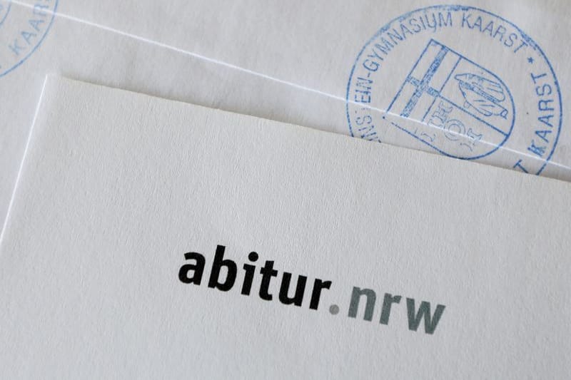 Ein Umschlag mit Prüfungsaufgaben (Symbolbild): Trotz steigender Zahlen von Abiturienten mit der Bestnote 1,0 sehen Bildungsexperten die Studierfähigkeit der Schulabgänger kritisch.