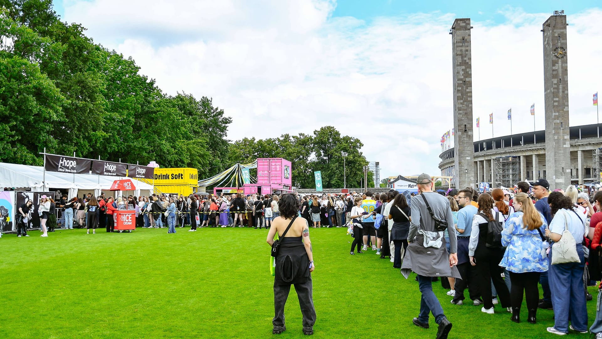 Der Merchstand von J-Hope: Am Vormittag und frühen Nachmittag bildete sich hier eine lange Schlange.