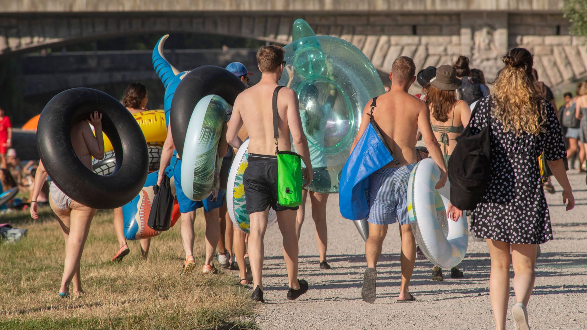 Badeausflug an die Isar (Archivbild): Die Temperaturen laden zu einem Sprung ins kühle Nass ein.