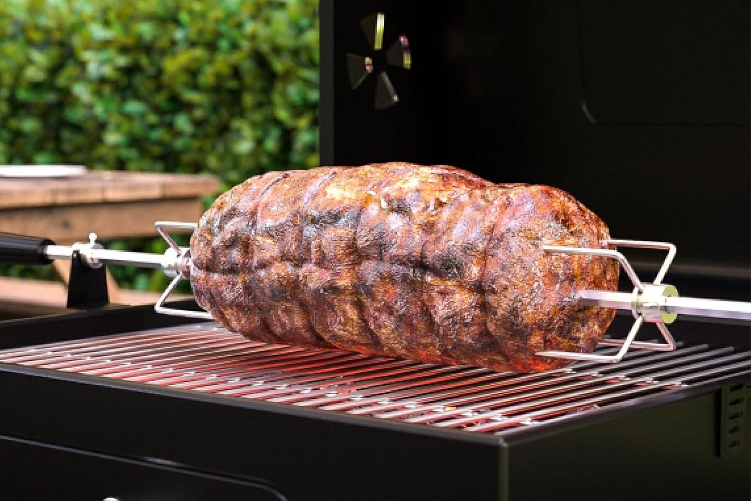 Der Universal Grillspieß von Tepro funktioniert elektrisch.