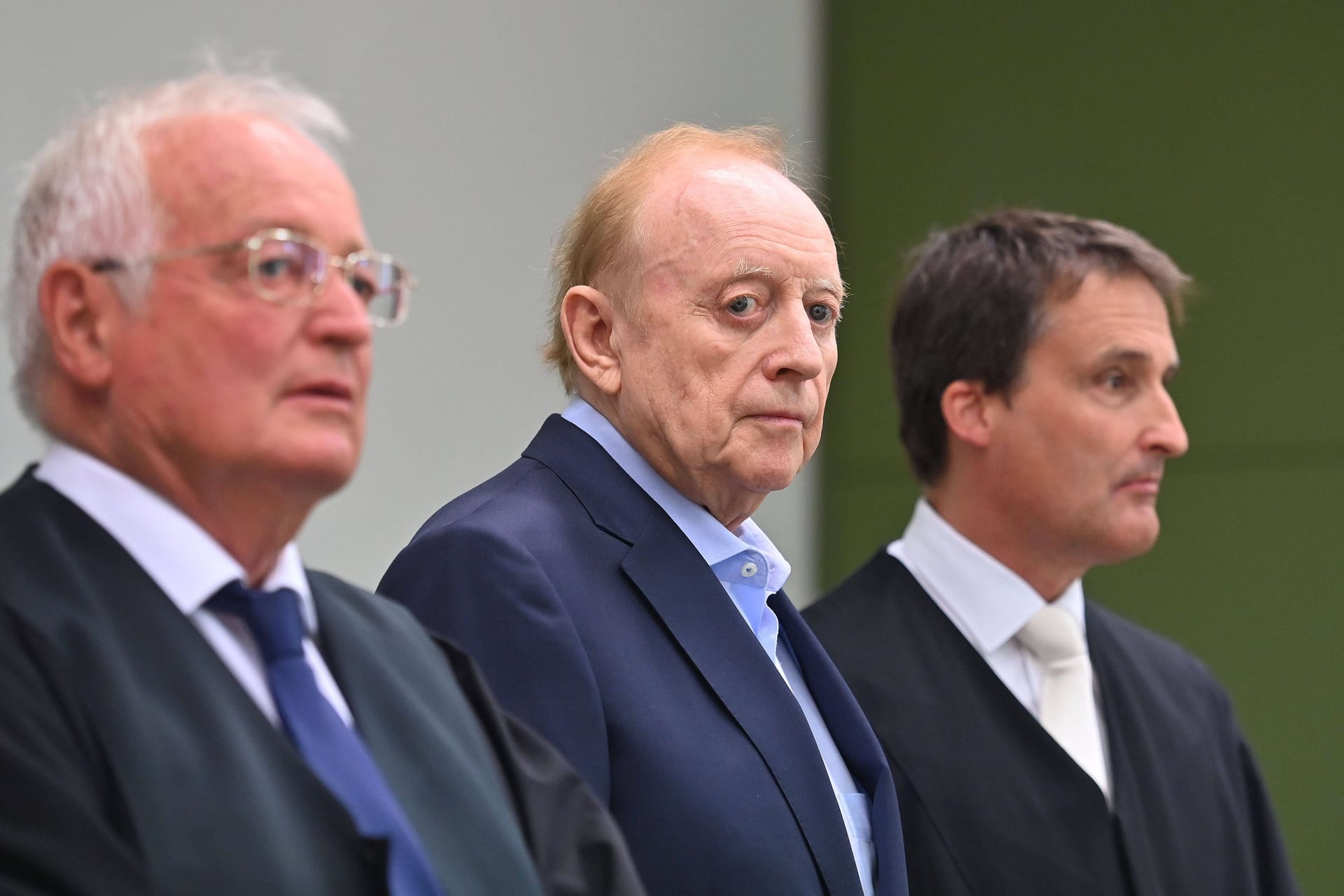 Alfons Schuhbeck zwischen seinen Anwälten (Archivbild): Für den 76-Jährigen ist es bereits die zweite Verurteilung.