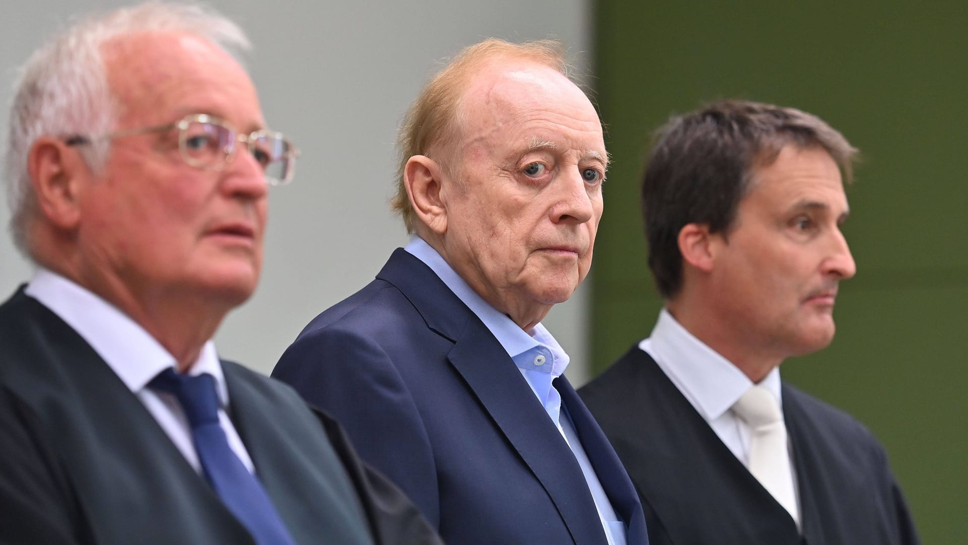 Alfons Schuhbeck zwischen seinen Anwälten (Archivbild): Für den 76-Jährigen ist es bereits die zweite Verurteilung. Alfons Schuhbeck zwischen seinen Anwälten (Archivbild): Für den 76-Jährigen ist es bereits die zweite Verurteilung.
