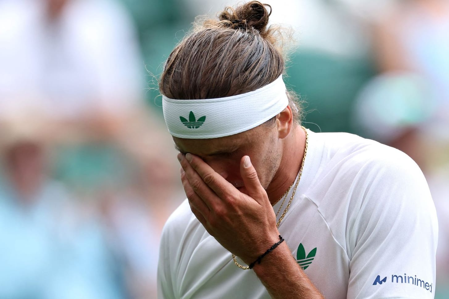 Große Schwierigkeiten mit Arthur Rinderknech: Alexander Zverev in seinem Wimbledon-Erstrundenmatch.