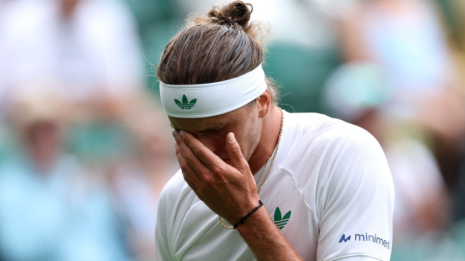 Große Schwierigkeiten mit Arthur Rinderknech: Alexander Zverev in seinem Wimbledon-Erstrundenmatch.