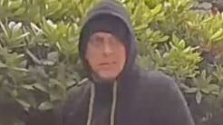 Unbekannter Mann in schwarzer Kapuzenjacke: Polizei fahndet nach einem Einbruchsversuch in Herzogenrath nach diesem Mann.