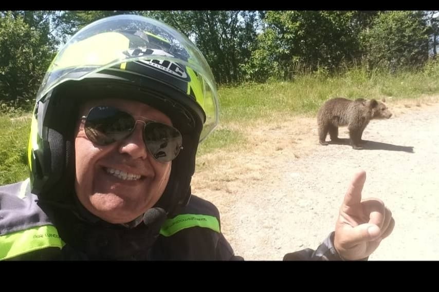 Der italienische Tourist mit einem Bären: Kurze Zeit später wird die Leiche des Mannes gefunden. Der italienische Tourist mit einem Bären: Kurze Zeit später wird die Leiche des Mannes gefunden.