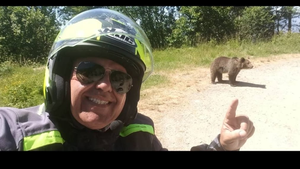 Der italienische Tourist mit einem Bären: Kurze Zeit später wird die Leiche des Mannes gefunden.