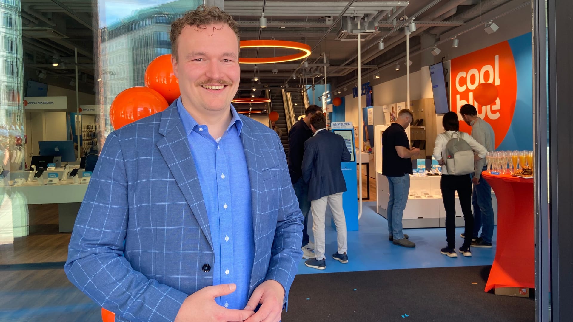 Urs Möller, der Country Manager von Coolblue Deutschland, bei der Laden-Eröffnung in Hamburg.