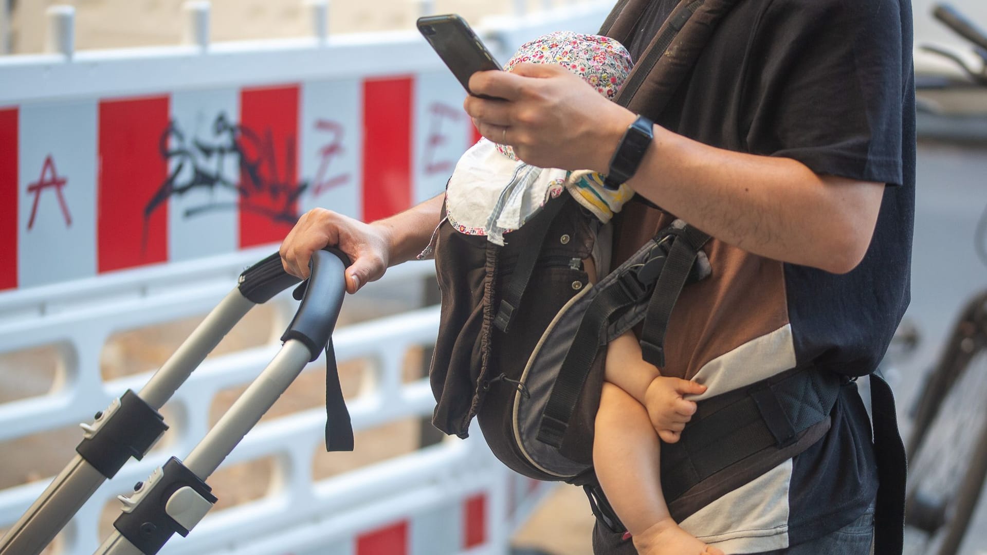 Vater mit Baby in der Trage Vater mit Baby in der Trage