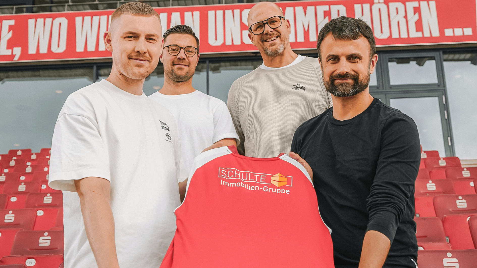 Die Schulte Immobilien-Gruppe bleibt auch in der Saison 2025/26 auf dem Trainingsshirt der Mannschaft präsent. Die Schulte Immobilien-Gruppe bleibt auch in der Saison 2025/26 auf dem Trainingsshirt der Mannschaft präsent.