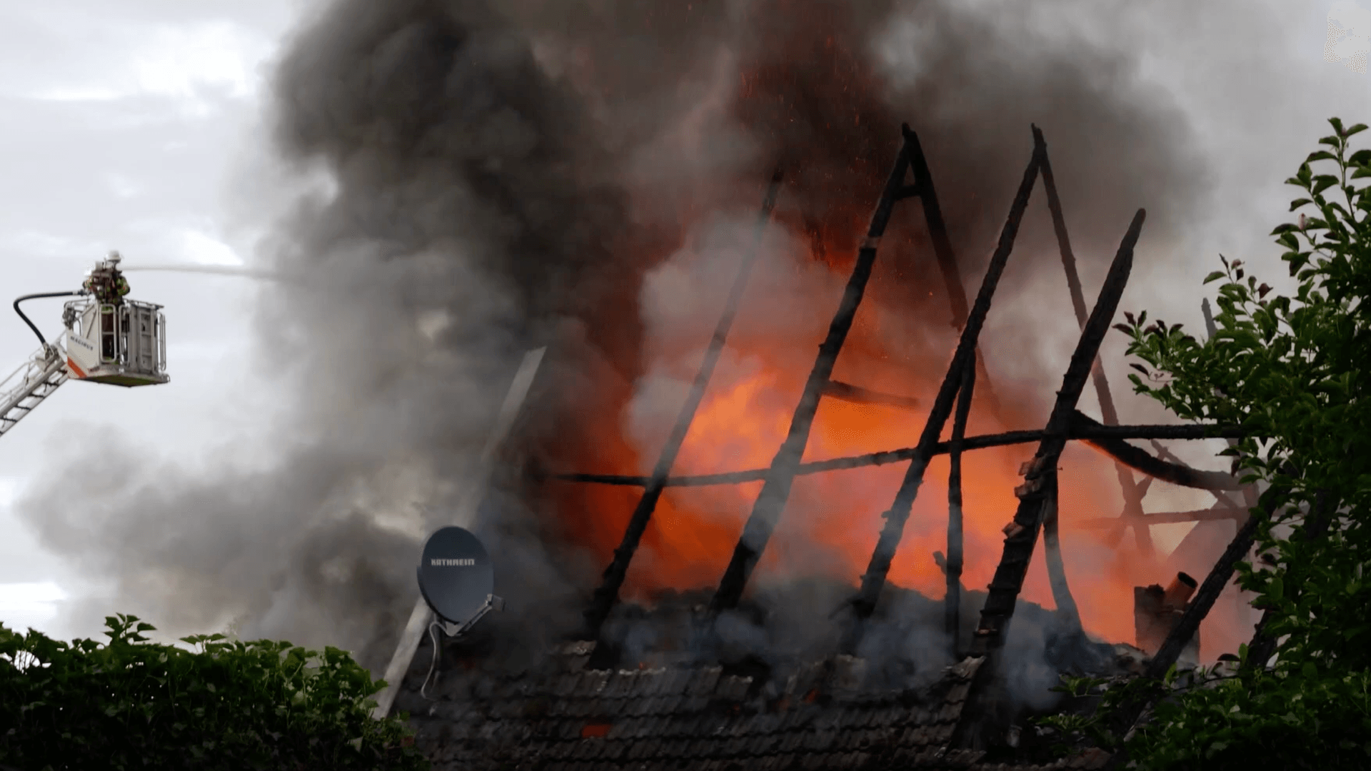Herford: Das Dach eines Reiterhofs steht in Flammen.